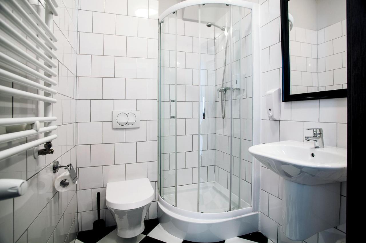 Twin Room Bathroom,942956359:JPEG